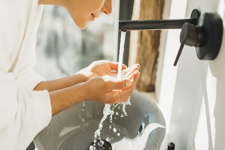 ۱۰ اشتباه رایج در شست‌وشوی صورت که پوست را خراب می‌کند