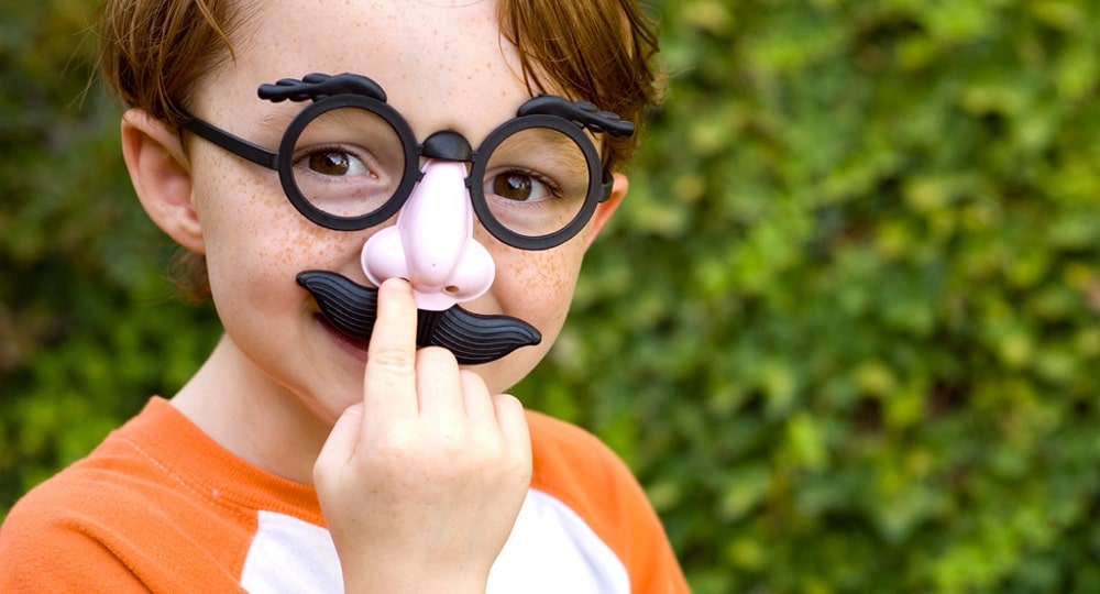 انگشت کردن کودک در بینی: آیا بد است و چگونه می‌توان جلوی آن را گرفت؟